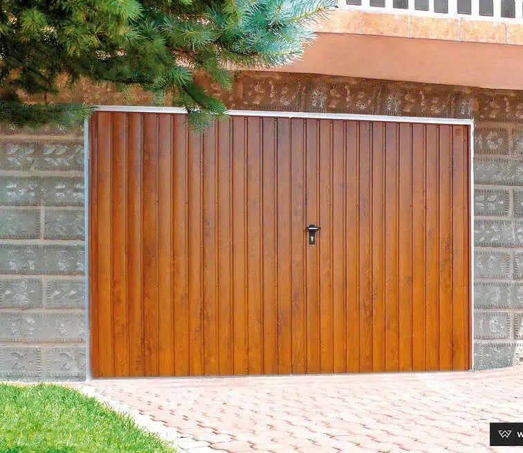 Swingtor Holzoptik von Stahl-und Metallbau Dasbach GmbH.
